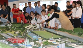 你笑起来真悦目 像春天的花一样