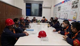 党旗在亚洲必赢抗疫一线飘扬